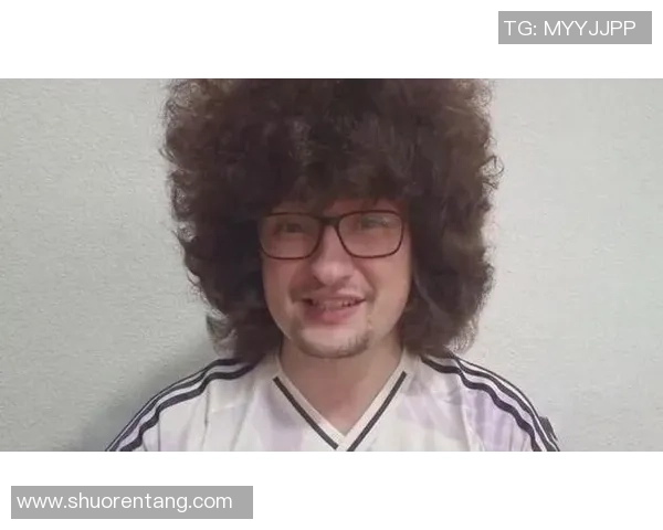 笑林足球演员高个子展现幽默与激情的完美结合引领球场新风潮